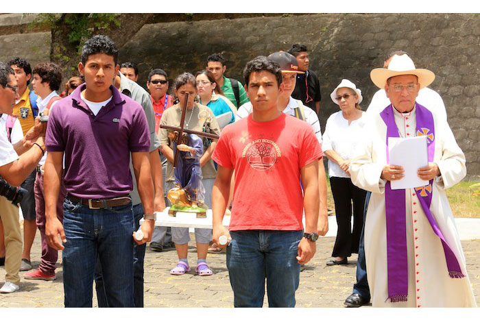 Cardenal Miguel Obando participa de Vía Crucis en la UNICA