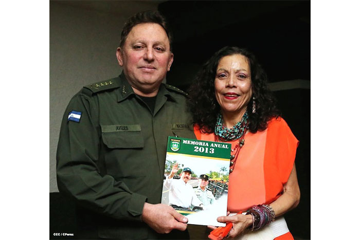 Presidente Daniel recibe Memoria Anual 2013 del Ejército de Nicaragua