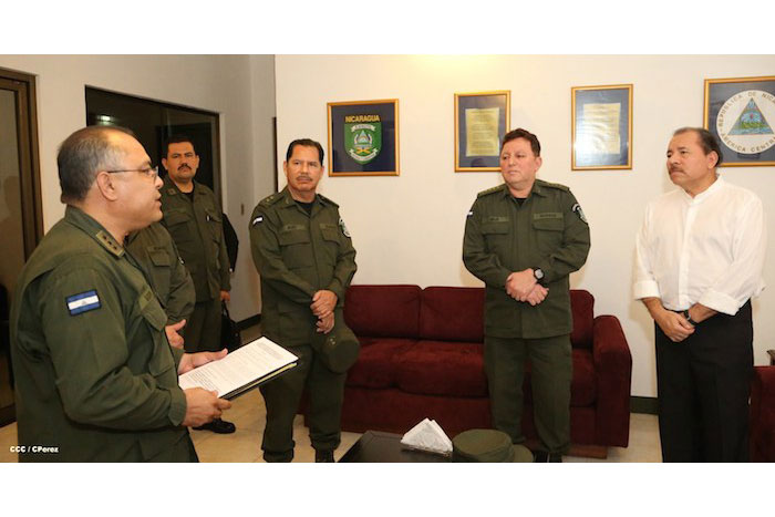 Presidente Daniel recibe Memoria Anual 2013 del Ejército de Nicaragua