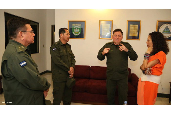Presidente Daniel recibe Memoria Anual 2013 del Ejército de Nicaragua