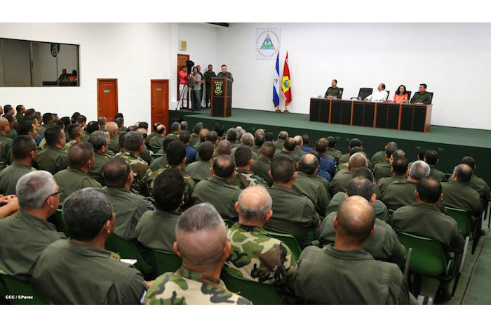 Presidente Daniel recibe Memoria Anual 2013 del Ejército de Nicaragua