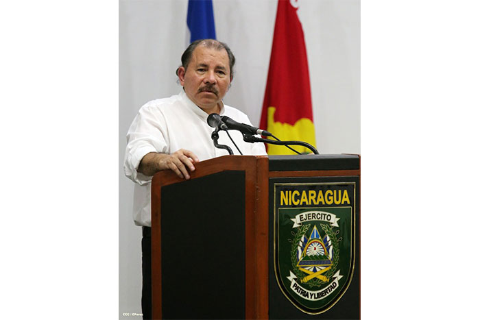 Presidente Daniel recibe Memoria Anual 2013 del Ejército de Nicaragua