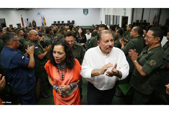 Presidente Daniel recibe Memoria Anual 2013 del Ejército de Nicaragua
