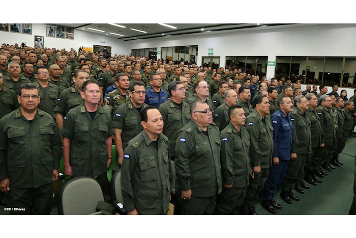 Presidente Daniel recibe Memoria Anual 2013 del Ejército de Nicaragua