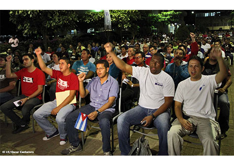 Miembros de UNEN y OCLAE rinden homenaje al comandante Chávez