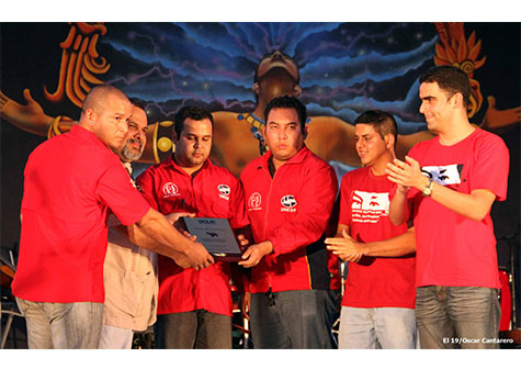 Miembros de UNEN y OCLAE rinden homenaje al comandante Chávez