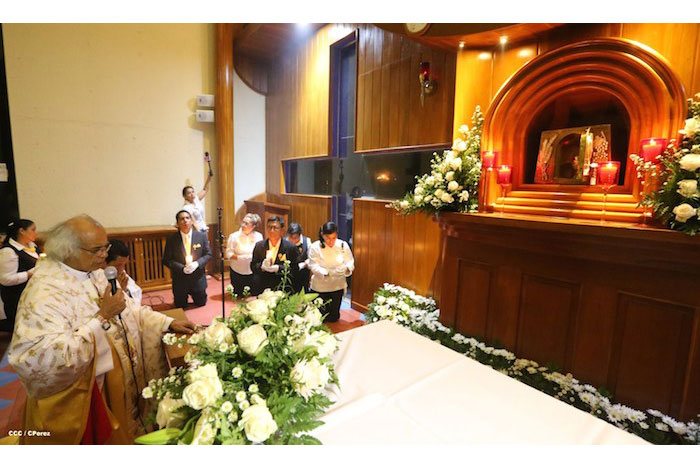 Familias católicas celebran el momento central de la Semana Santa y el Año Litúrgico 