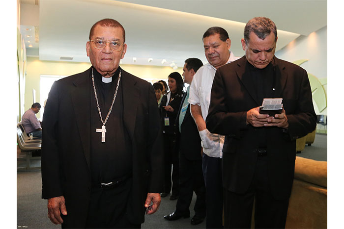 Cardenal Miguel parte a Roma para canonización de Juan Pablo II y Juan XXIII
