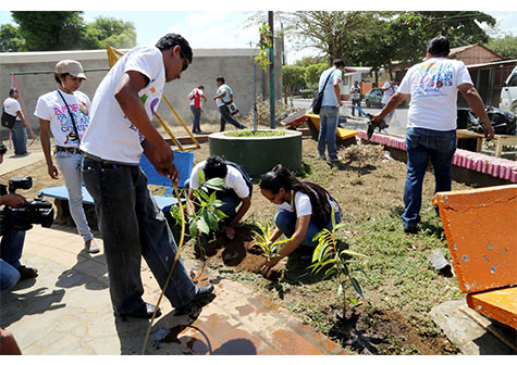 Juventud Sandinista embellece parque Bill Stewart 