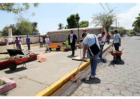 Juventud Sandinista embellece parque Bill Stewart 
