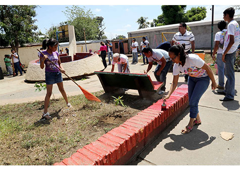 Juventud Sandinista embellece parque Bill Stewart 