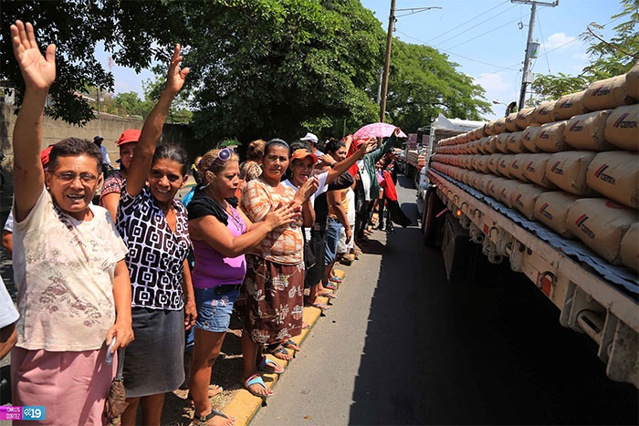 Enorme caravana con materiales de construcción llega a Nagarote