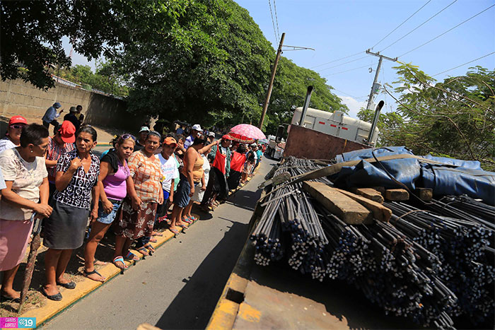 Enorme caravana con materiales de construcción llega a Nagarote