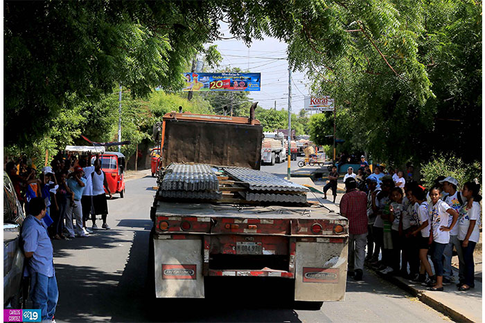 Enorme caravana con materiales de construcción llega a Nagarote