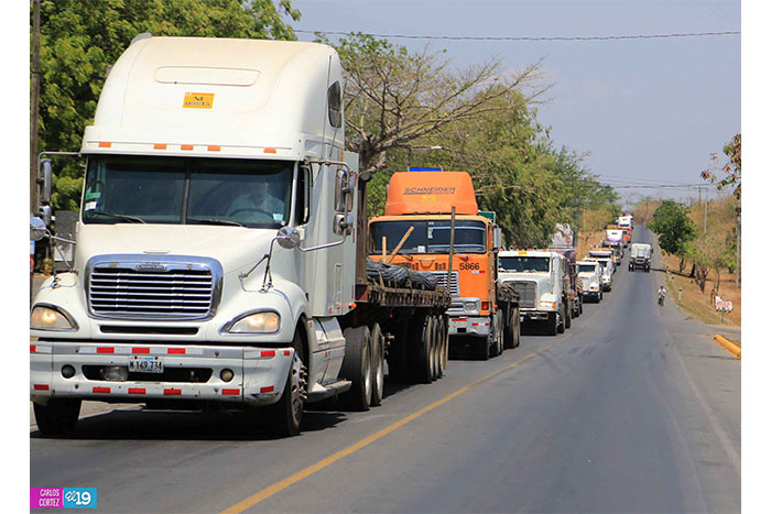 Enorme caravana con materiales de construcción llega a Nagarote