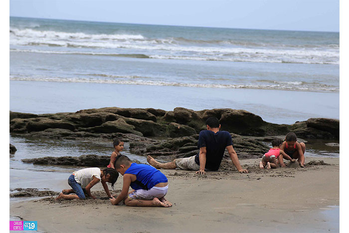 Familias siguen llegando a los balnearios del pacífico