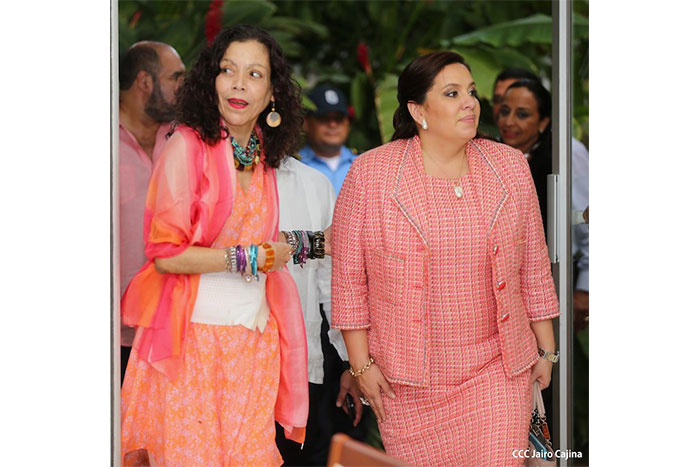 Daniel y Rosario se reúnen con presidente de Honduras