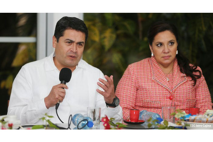 Daniel y Rosario se reúnen con presidente de Honduras