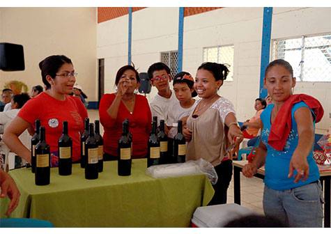 Mujeres comparten experiencias en primer encuentro del programa Usura Cero
