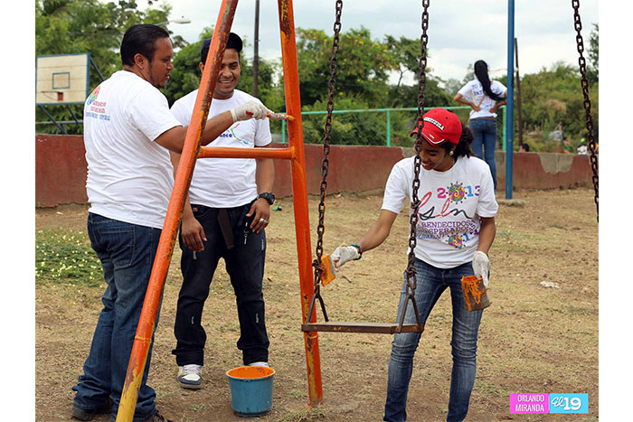 Jóvenes restauran parque del barrio Memorial Sandino