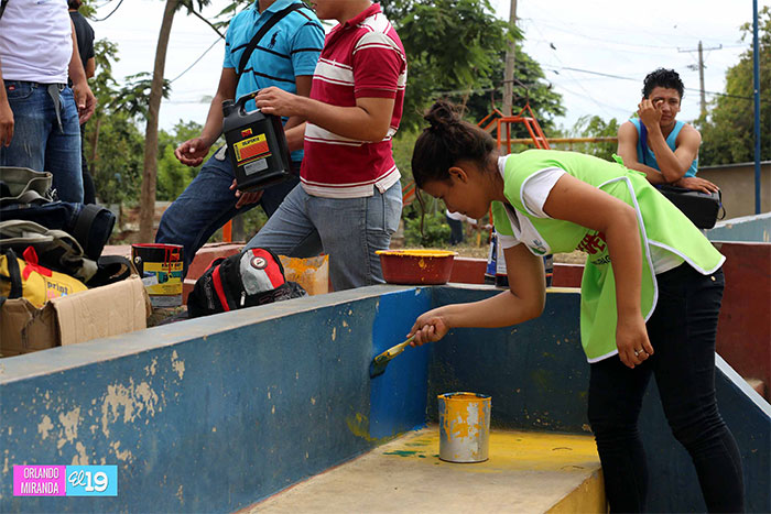 Jóvenes restauran parque del barrio Memorial Sandino