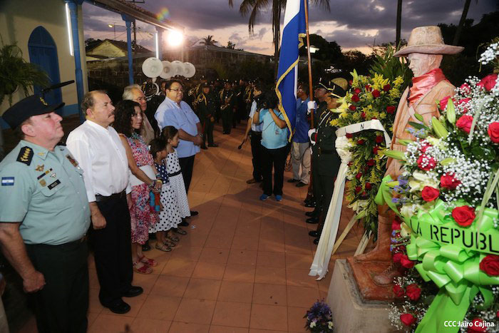Daniel y Rosario rinden homenaje al General Sandino en su aniversario natal