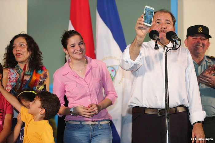 Daniel y Rosario rinden homenaje al General Sandino en su aniversario natal