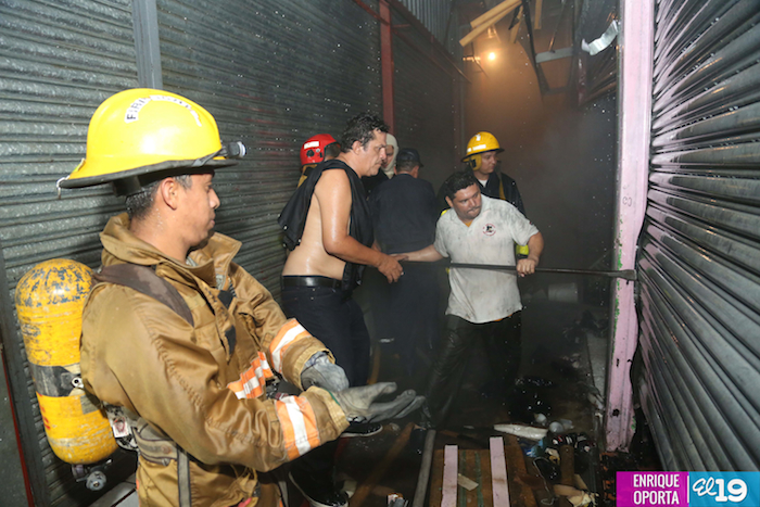 Incendio consume dos tramos en el Mercado Iván Montenegro