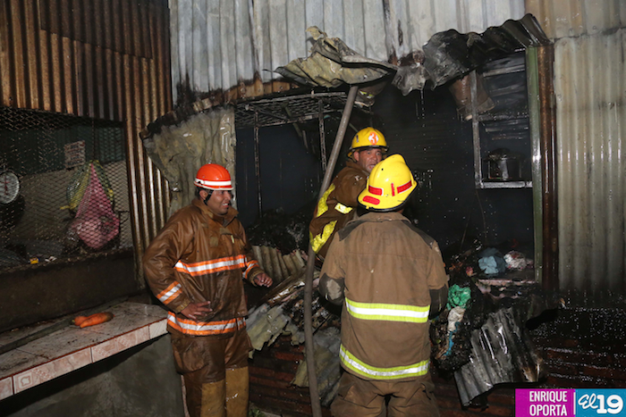 Incendio consume dos tramos en el Mercado Iván Montenegro