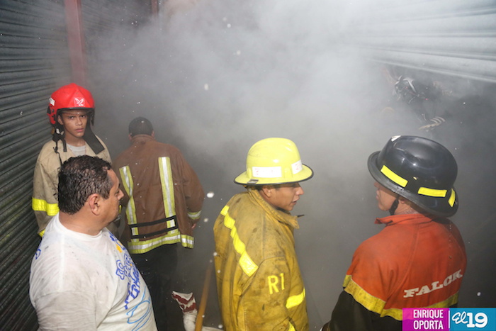 Incendio consume dos tramos en el Mercado Iván Montenegro