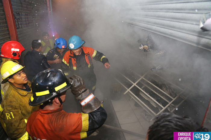 Incendio consume dos tramos en el Mercado Iván Montenegro