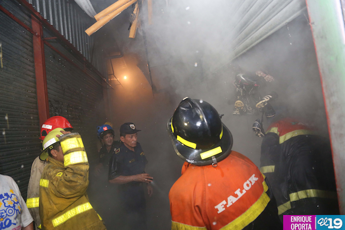 Incendio consume dos tramos en el Mercado Iván Montenegro