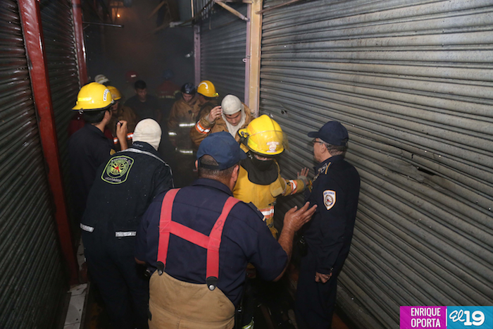 Incendio consume dos tramos en el Mercado Iván Montenegro