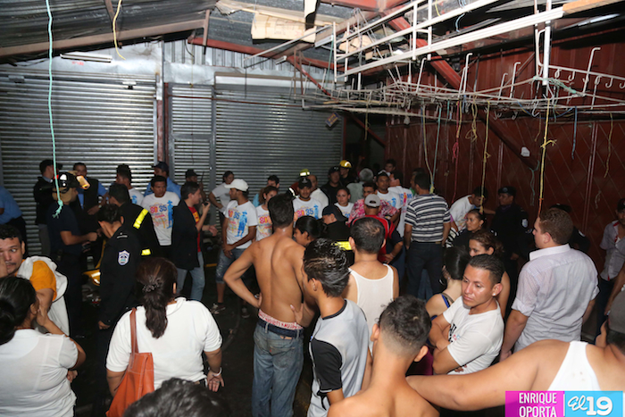 Incendio consume dos tramos en el Mercado Iván Montenegro