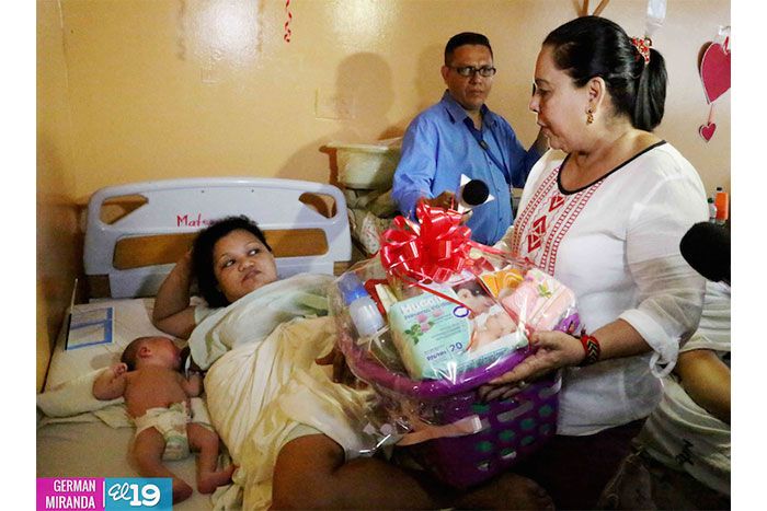 Alcaldesa de Managua entrega regalos a Madres que dieron a luz este 30 de mayo