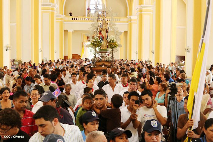 Granadinos se desbordan para recibir al Cardenal Brenes