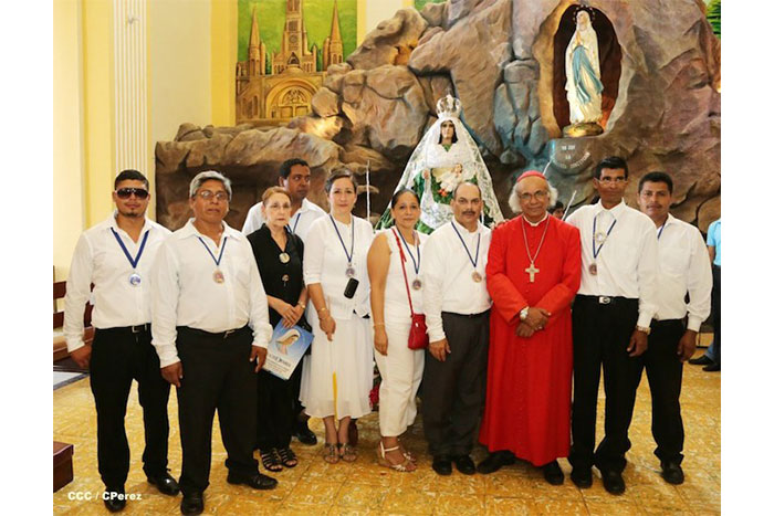 Granadinos se desbordan para recibir al Cardenal Brenes