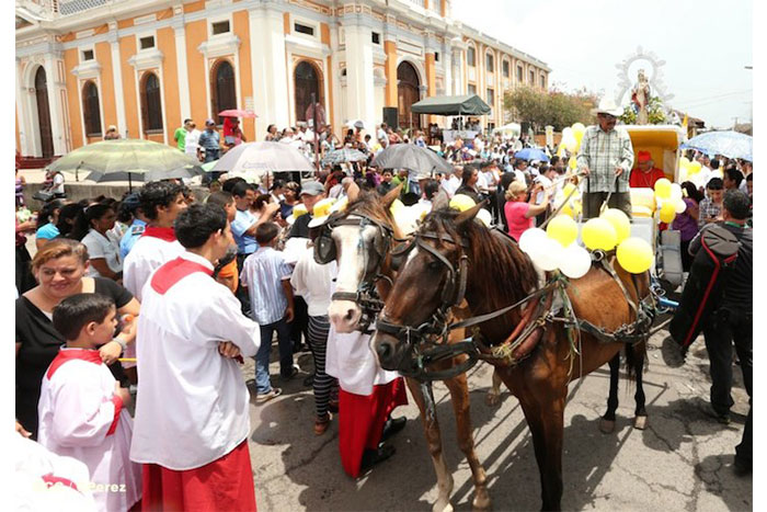 Granadinos se desbordan para recibir al Cardenal Brenes