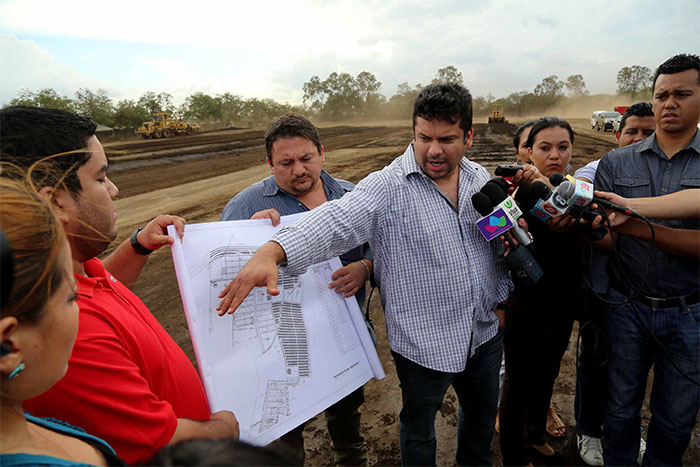 Avanza construcción de viviendas para familias que vivían en los escombros