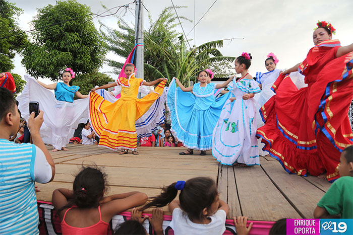 Pobladores del Distrito VI celebran el 35/19 con más calles para el pueblo