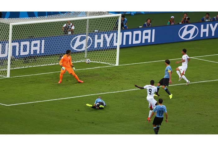 Costa Rica protagoniza un excelente debut en el mundial al derrotar a Uruguay 3-1