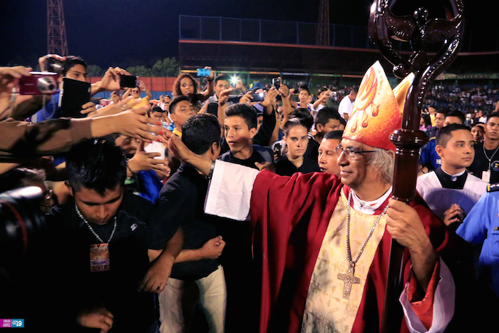 Jóvenes católicos celebran su vigésima segunda vigilia con cantos religiosos