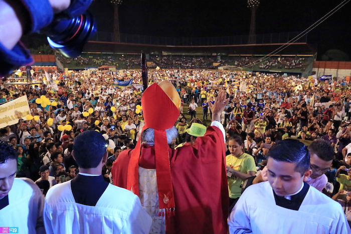 Jóvenes católicos celebran su vigésima segunda vigilia con cantos religiosos
