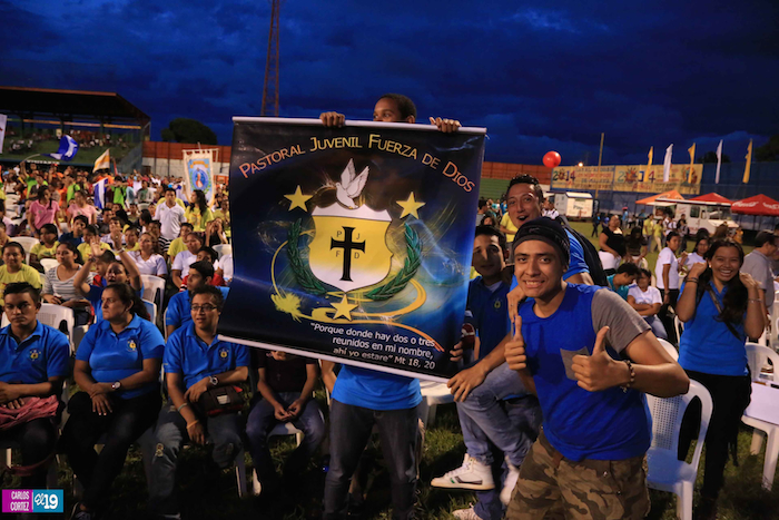 Jóvenes católicos celebran su vigésima segunda vigilia con cantos religiosos
