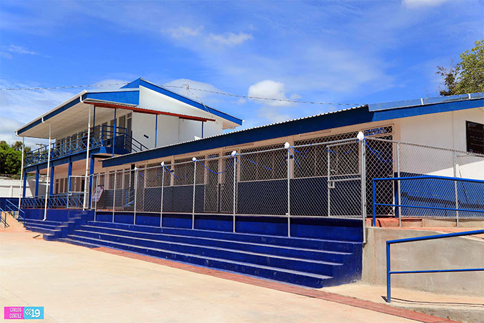 Estudiantes de colegio público República de Argentina con nuevo edificio