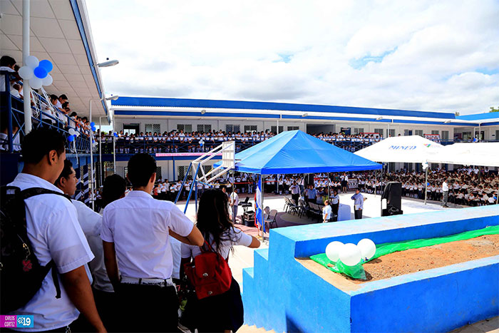 Estudiantes de colegio público República de Argentina con nuevo edificio