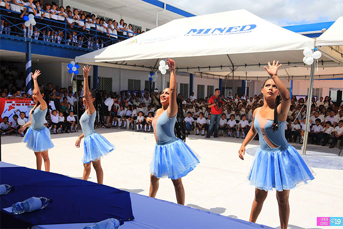 Estudiantes de colegio público República de Argentina con nuevo edificio