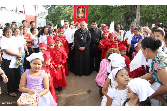 Comunidad Los Ladinos recibe jubilosa a Cardenal Leopoldo Brenes