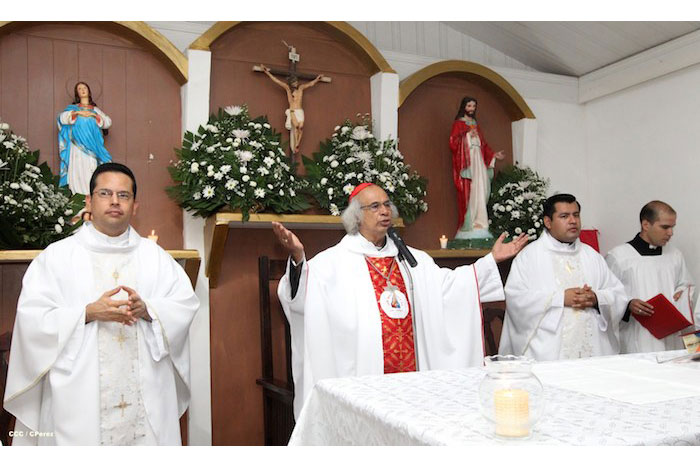 Comunidad Los Ladinos recibe jubilosa a Cardenal Leopoldo Brenes