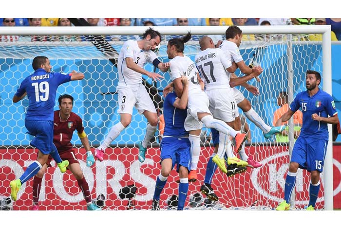 Uruguay clasifica a octavos de final y manda a casa a Italia